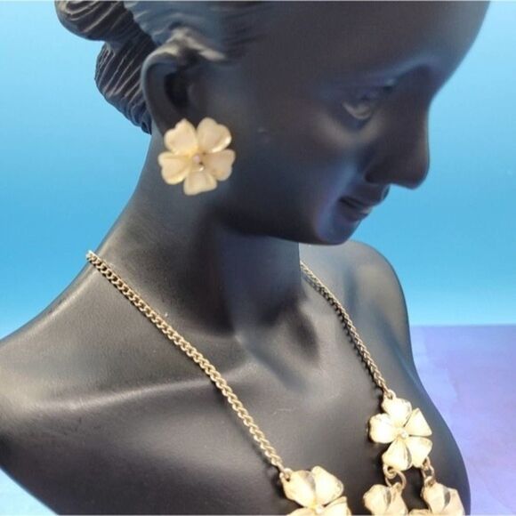 🔥The Limited pale pink flower 🌸 cluster necklace matching earrings 😍 - Picture 5 of 14